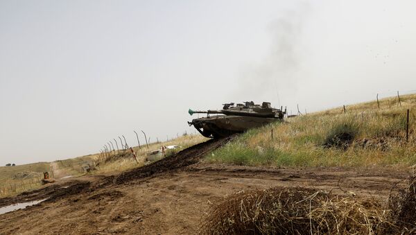 Golan Tepeleri'nde bir İsrail tankı - Sputnik Türkiye