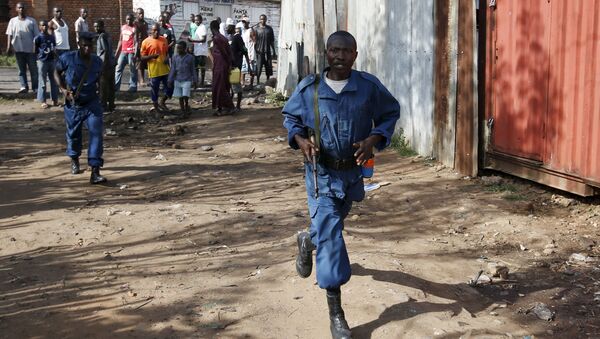 Policemen walk along a street in Bujumbura, Burundi May 15, 2015 - Sputnik Türkiye