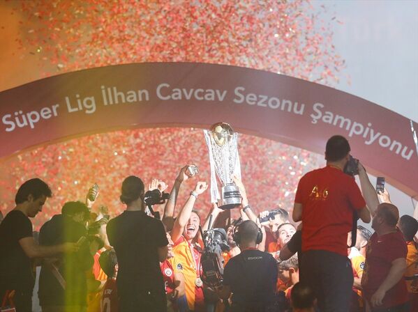Galatasaraylı futbolcular şampiyonluk kupasıyla poz verdi - Sputnik Türkiye