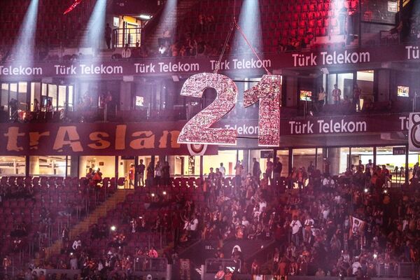 Taraftarlar, Türk Telekom Stadı'ndaki kutlamalar için yerlerini aldı. - Sputnik Türkiye