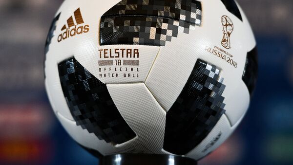 Официальный мяч чемпионата мира по футболу 2018 Telstar 18, архивное фото - Sputnik Türkiye