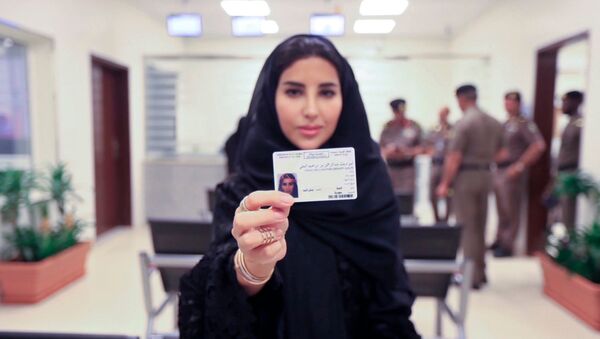 Suudi Arabistan'ın bugün ilk kez kadınlara ehliyet dağıtmaya başladığını duyuruldu. - Sputnik Türkiye