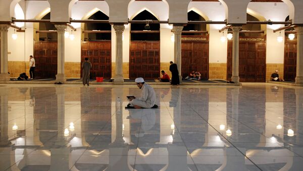 Mısır'ın başkenti Kahire'deki El Ezher Camisi'nde iftardan sonra akşam duaları - Sputnik Türkiye