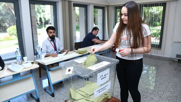 Azerbaycan'da, yurt dışı seçmen kütüğüne kayıtlı seçmenler, Türkiye'de 24 Haziran'da yapılacak Cumhurbaşkanı ve 27. Dönem Milletvekili Genel Seçimi için sandık başına gitti. - Sputnik Türkiye