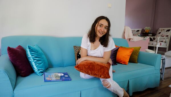 Ankara'da ailesiyle birlikte yaşayan 18 yaşındaki Sena Su Baysal, Erdoğan'ın iktidarda olmadığı zamanlara yetişemese de o zamanlara özlem duyuyor. - Sputnik Türkiye