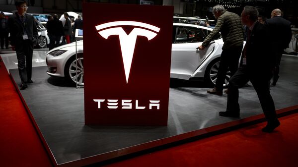 Visitor are seen at the booth of US electric carmaker Tesla Motors, during the press day of the Geneva Car Show on March 4, 2015 in Geneva - Sputnik Türkiye