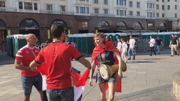 Rus şarkıcı Zvezda, Türk bayrağıyla Moskova sokaklarını gezdi - Sputnik Türkiye