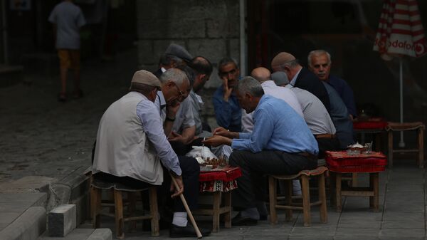Çay Ocağı önünde toplanan yaşlılar dama oynuyor. Sohbet konusu seçim. - Sputnik Türkiye