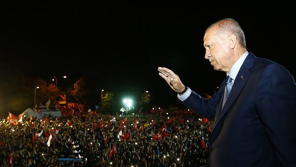 Cumhurbaşkanı Erdoğan, Huber Köşkü'nün önünde bekleyenlere seslendi. - Sputnik Türkiye