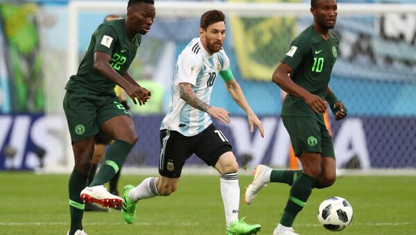 2018 FIFA Dünya Kupası'nda Nijerya-Arjantin maçı, Kenneth Omeruo ile John Obi Mikel'den Lionel Messi'ye markaj - Sputnik Türkiye