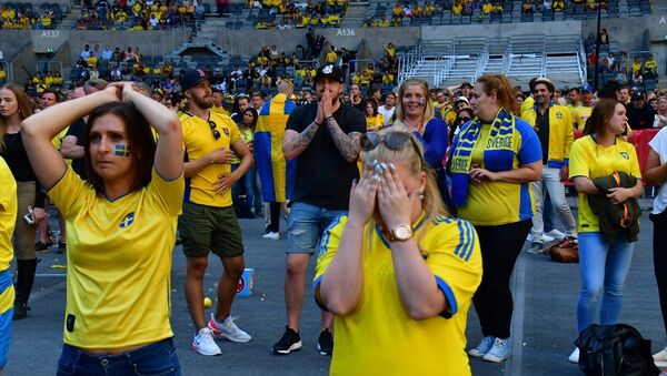 İsveç'in 2018 FIFA Dünya Kupası çeyrek final turunda İngiltere'ye 2-0 yenilerek elenmesi, ülkede büyük üzüntü oluşturdu - Sputnik Türkiye