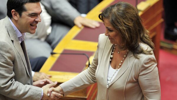 Aleksis Çipras ile Dora Bakoyanni 2012'de Yunan parlamentosunda el sıkışırken - Sputnik Türkiye