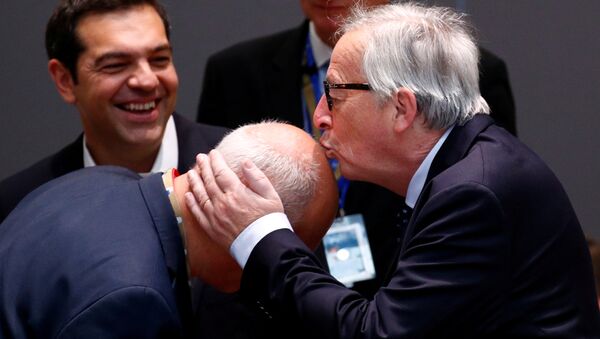 AB Komisyonu Başkanı Jean-Claude Juncker, 29 Haziran'daki AB liderleri zirvesi sırasında bir yetkiliyi başından öperken - Sputnik Türkiye