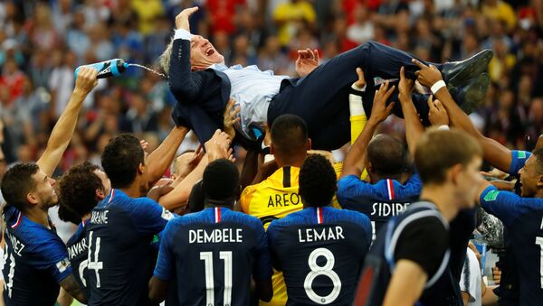 Fransız Milli Takımı'nın antrenörü Didier Deschamps ve takım oyuncuları şampiyonluğu kutladı. - Sputnik Türkiye