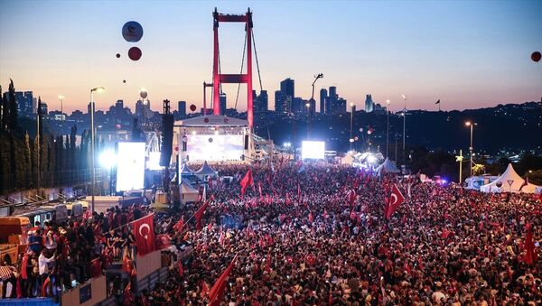 Türkiye Cumhurbaşkanı Recep Tayyip Erdoğan'ın katılımıyla 15 Temmuz Demokrasi ve Milli Birlik Günü Buluşması'nın gerçekleştirildiği 15 Temmuz Şehitler Köprüsü'nde oluşturulan alana vatandaşlar akın etti. - Sputnik Türkiye