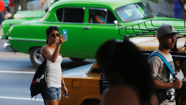 Küba'nın başkenti Havana'da cep telefonu kullanıcıları internet hizmetinden faydalanırken - Sputnik Türkiye