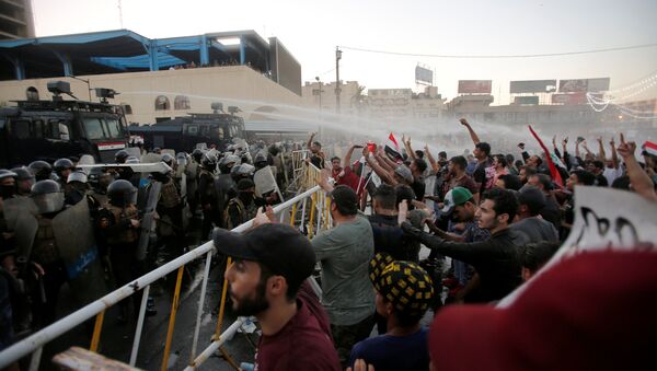 Irak'ın başkenti Bağdat'ta devam eden protestolara polis müdahale etti - Sputnik Türkiye