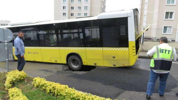 İstanbul'da yol çöktü, İETT otobüsünün tekeri çukura düştü - Sputnik Türkiye
