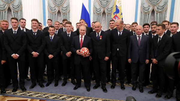 Putin, 2018 Dünya Kupası'nda çeyrek final oynayan Rusya milli futbol takımını Kremlin'de kabul etti. - Sputnik Türkiye