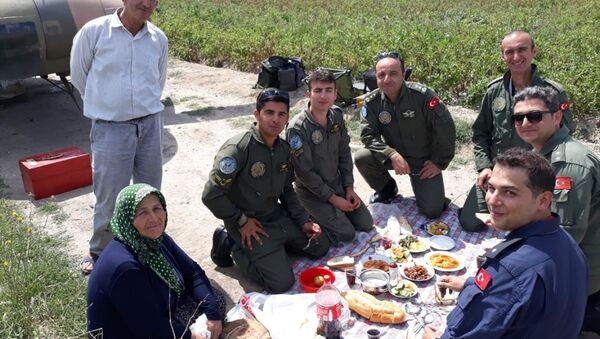 Zorunlu iniş yapan helikopterdeki askerlere köylüler yer sofrası kurdu - Sputnik Türkiye