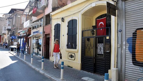 Brunson'ın görevli olduğu kilisenin kapısına Türk Bayrağı asıldı - Sputnik Türkiye