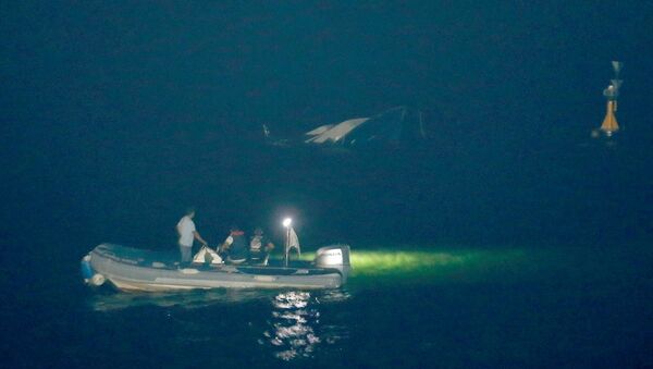 Beylikdüzü Kavaklı Sahili açıklarında batan teknedeki 5 kişi kurtarıldı, kayıp bir kişi ise dalgıçlar tarafından aranıyor. - Sputnik Türkiye