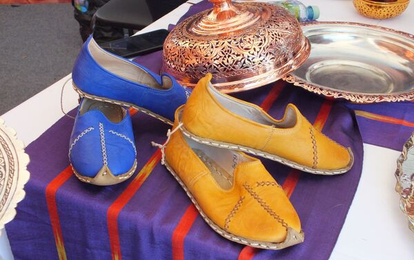 Gaziantep çadırında sergilenen ayakkabı. - Sputnik Türkiye