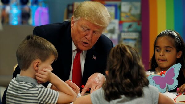 Donald Trump eşiyle birlikte Columbus/Ohio'daki çocuk hastanesini ziyaret edip çocuklarla kaynaştı. - Sputnik Türkiye
