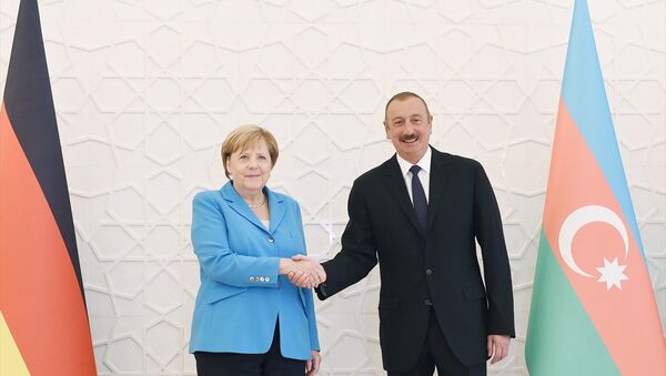 Almanya Başbakanı Angela Merkel, resmi temaslarda bulunmak üzere geldiği Bakü'de , Azerbaycan Cumhurbaşkanı İlham Aliyev ile görüştü. - Sputnik Türkiye