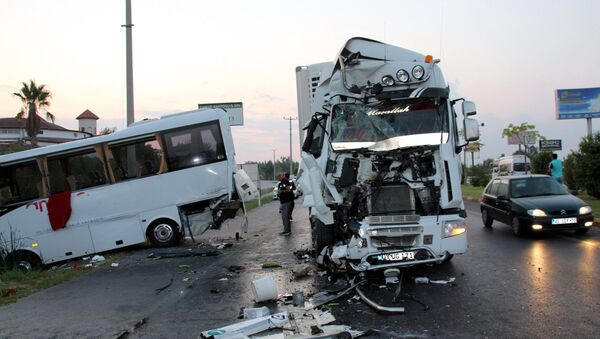 Antalya'da zincirleme kaza: 12'si Rus turist, 15 kişi yaralandı - Sputnik Türkiye