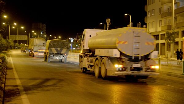 Suriye'deki birliklere takviye amacıyla gönderilen askeri konvoy Kilis'e ulaştı. Kent merkezinden geçen konvoy, Hatay istikametine doğru hareket etti. - Sputnik Türkiye