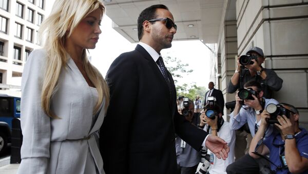 Former Donald Trump presidential campaign adviser George Papadopoulos, who triggered the Russia investigation, and who pleaded guilty to one count of making false statements to the FBI walks with his wife Simona Mangiante, left, as they arrive at federal court for sentencing, Friday, Sept. 7, 2018, in Washington. - Sputnik Türkiye