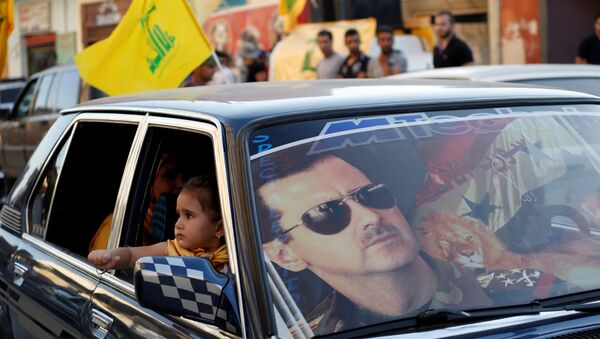 Lübnan ve Suriye'de Şiilerin cihatçılara karşı zafer kutlamalarında Hizbullah bayrakları ve Esad posterleri iç içe - Sputnik Türkiye