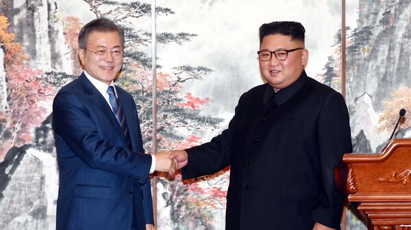 Güney Kore Devlet Başkanı Moon Jae-in- Kuzey Kore lideri Kim Jong-un - Sputnik Türkiye