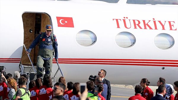 29 Ekim'de açılması planlanan İstanbul Yeni Havalimanı'na ikinci kez inen Erdoğan'ın kendisi için özel dikilen, üzerinde Cumhurbaşkanlığı forsu bulunan askeri pilot tulumunu giydiği gözlendi. - Sputnik Türkiye