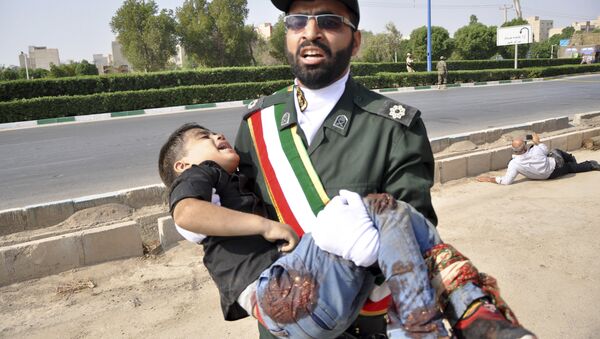 İran'ın Ahvaz kentinde askeri geçit törenine saldırı kadınlarla çocukları da vururken, hedefteki Devrim Muhafızları yaralı sivillere yardım etti. - Sputnik Türkiye