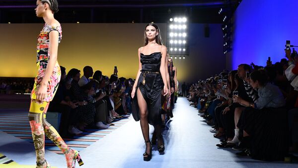 Versace'nin Milano Moda Haftası'nda tanıttığı Kadın Bahar/Yaz 2019 Koleksiyonu'ndan bir kare - Sputnik Türkiye