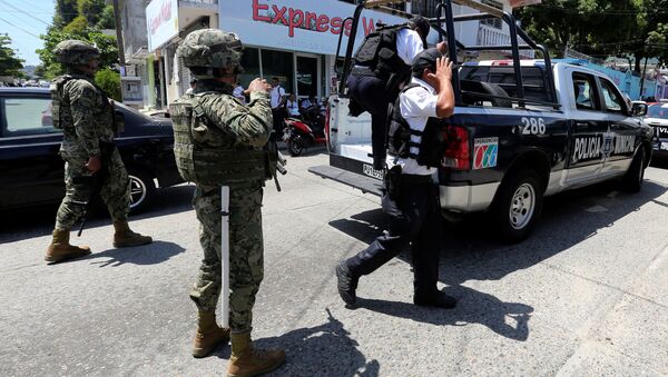 Meksikalı askerler Acapulco polis gücünü silahsızlandırıp gözaltına aldı - Sputnik Türkiye