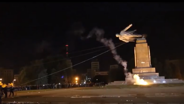 Uluslararası Af Örgütü'nün videosunda Lenin heykelinin faşistlerce yıkılma anı - Sputnik Türkiye