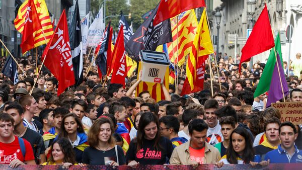 Katalan başkenti Barselona'da bağısızlık referandumunun yıldönümünde yürüyüş düzenleyen öğrenciler, referandumun simgesi oy sandıklarını elden ele dolaştırdı. - Sputnik Türkiye