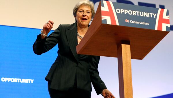 İngiltere Başbakanı Theresa May, Muhafazakar Parti Konferansı'nın son günündeki açılış konuşması için sahneye Abba grubunun 'Dancing Queen' şarkısı eşliğinde dans ederek geldi - Sputnik Türkiye