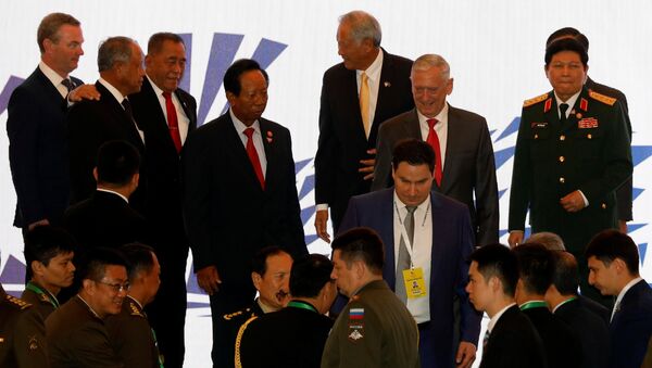 Singapur'da düzenlenen ASEAN Savunma Bakanları toplantısının aile fotoğrafı çekiminde Jim Mattis de yer aldı. - Sputnik Türkiye