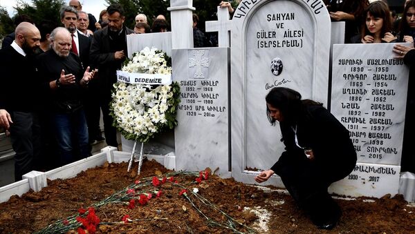 Ara Güler, Şişli Ermeni Mezarlığı'nda toprağa verildi. - Sputnik Türkiye