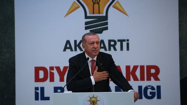 Türkiye Cumhurbaşkanı Recep Tayyip Erdoğan, AK Parti Diyarbakır İl Başkanlığının teşkilat yemeğine katılarak konuşma yaptı. - Sputnik Türkiye