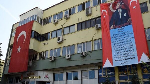 Isparta Belediyesi hizmet binasına asılan dev 'Atatürk' ve 'Andımız' pankartları - Sputnik Türkiye