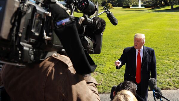 Donald Trump Beyaz Saray'dan çıkmadan evvel gazetecilere açıklama yapıyor. - Sputnik Türkiye