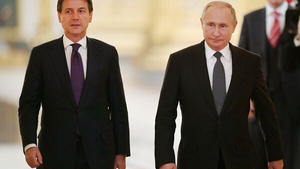 Russian President Vladimir Putin and Italian Prime Minister Giuseppe Conte are holding a joint press conference. - Sputnik Türkiye