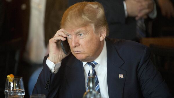 Donald Trump elinde iPhone'la - Sputnik Türkiye