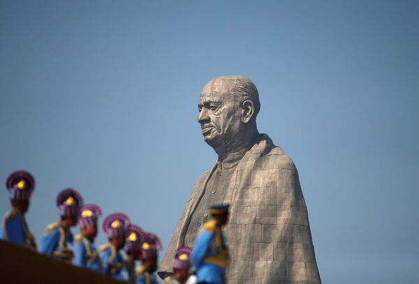 Dünyanın en uzun heykellerinden biri Hindistan'da bağımsızlık lideri Sardar Vallabbhai Patel heykeli - Sputnik Türkiye