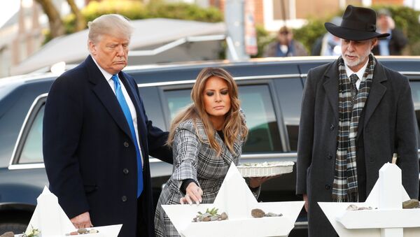 Donald Trump ile eşi Melania, Pittsburgh kentinde silahlı saldırıda 11 kişinin öldürüldüğü, 6 kişinin yaralandığı Yaşam Ağacı Sinagogu'nu ziyaret ettii. Haham Jeffrey Myers'ın eşlik ettiği çift, kurbanlar için oluşturulan anıta taş bıraktı. - Sputnik Türkiye